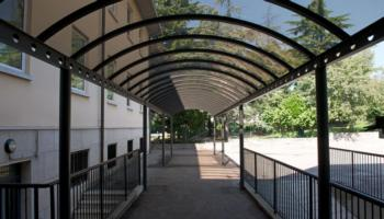 Pergola tunnel con copertura in policarbonato